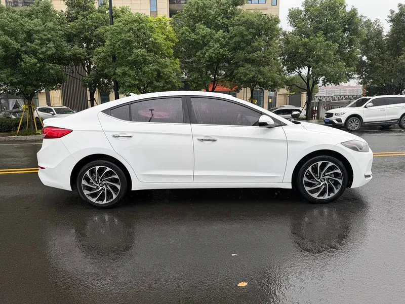 Hyundai Elantra Sport — фото 16
