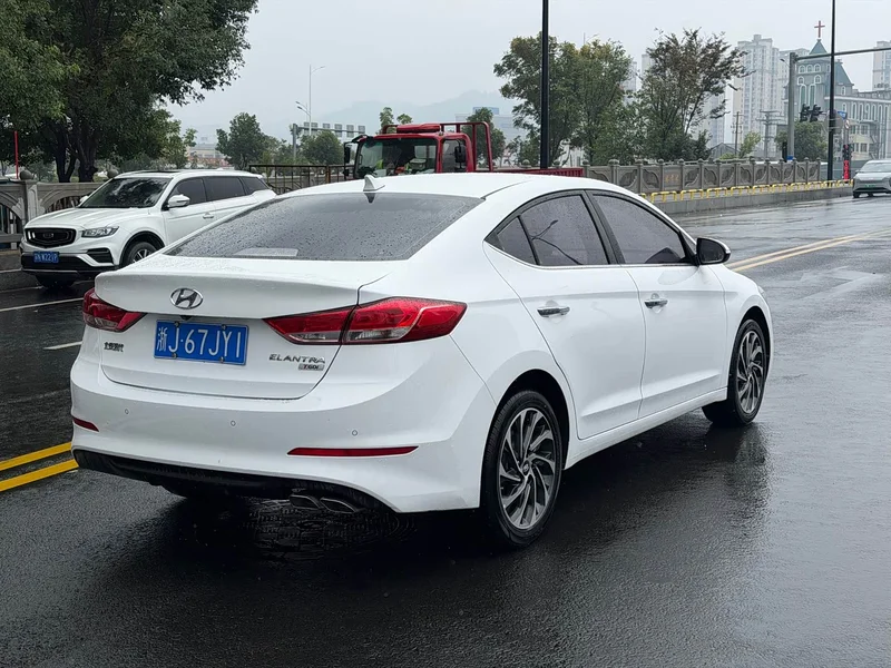 Hyundai Elantra Sport — фото 18