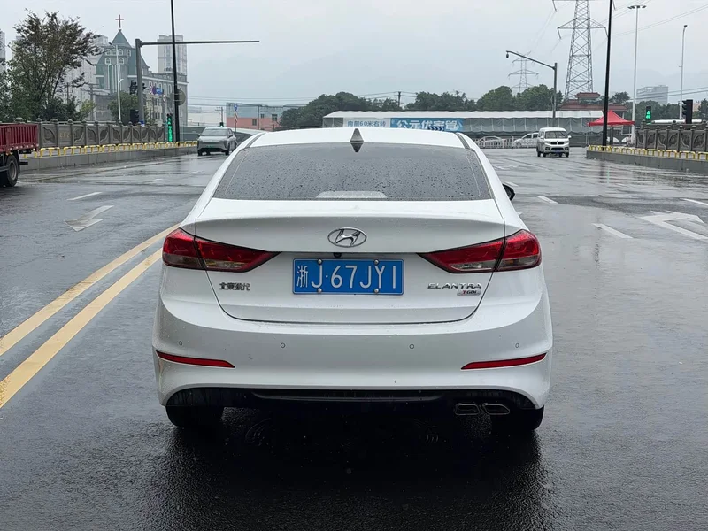 Hyundai Elantra Sport — фото 19