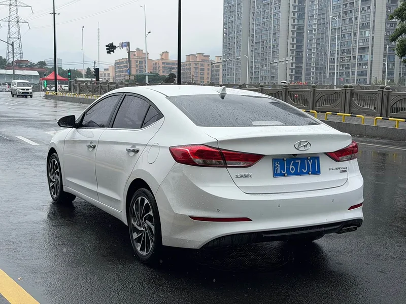 Hyundai Elantra Sport — фото 20