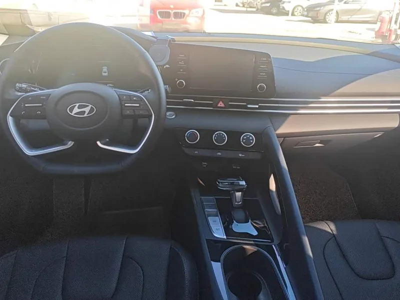 Hyundai Elantra — фото 12