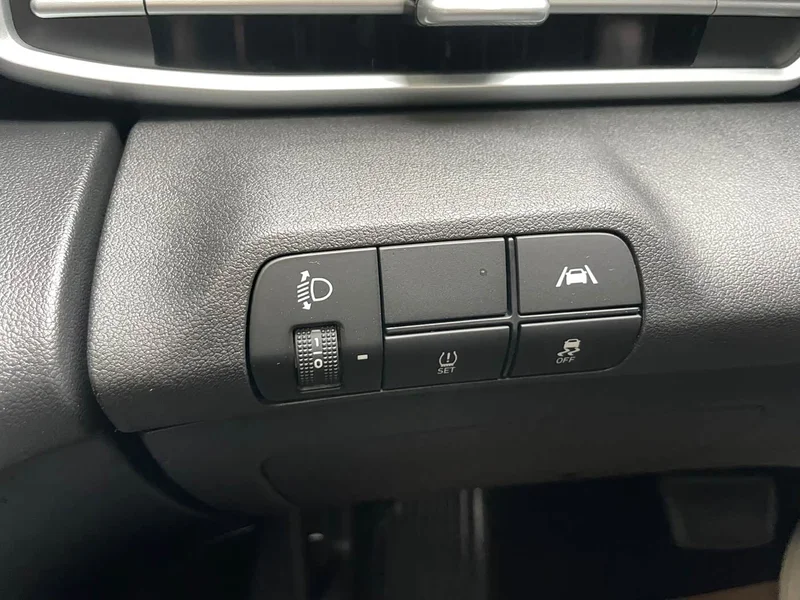 Hyundai Elantra — фото 13