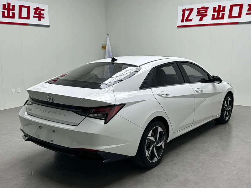 Hyundai Elantra — фото 20