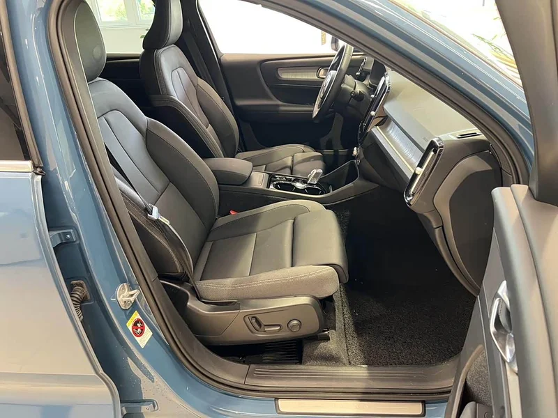 Volvo XC40 — фото 10
