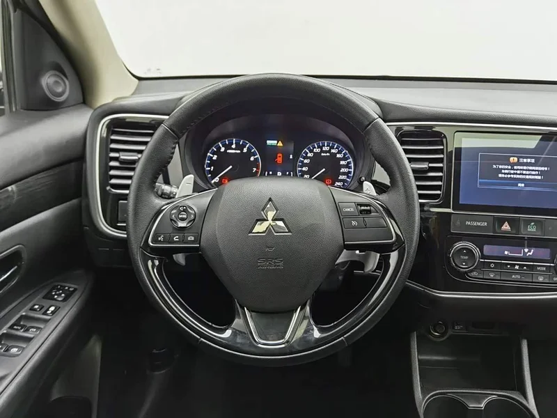 Mitsubishi Outlander — фото 11