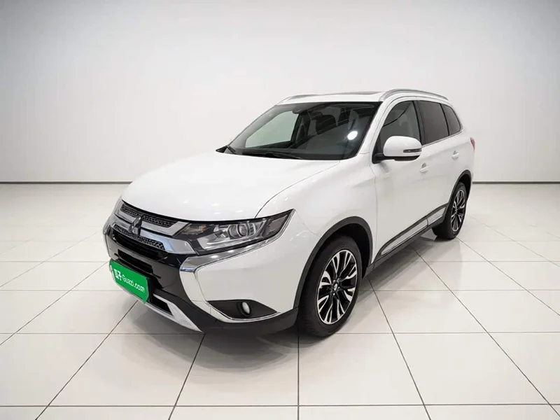 Mitsubishi Outlander — фото 1
