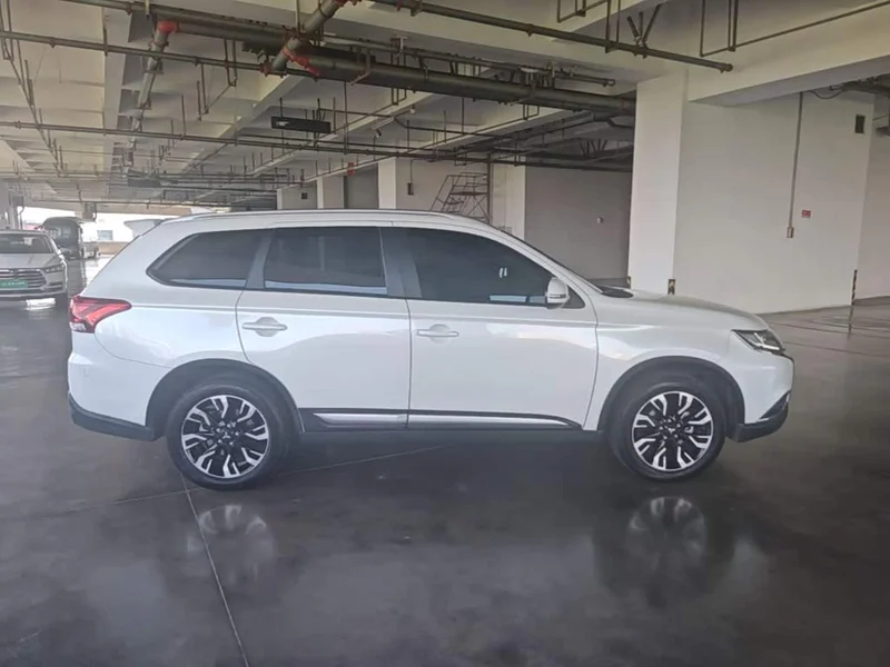 Mitsubishi Outlander — фото 26