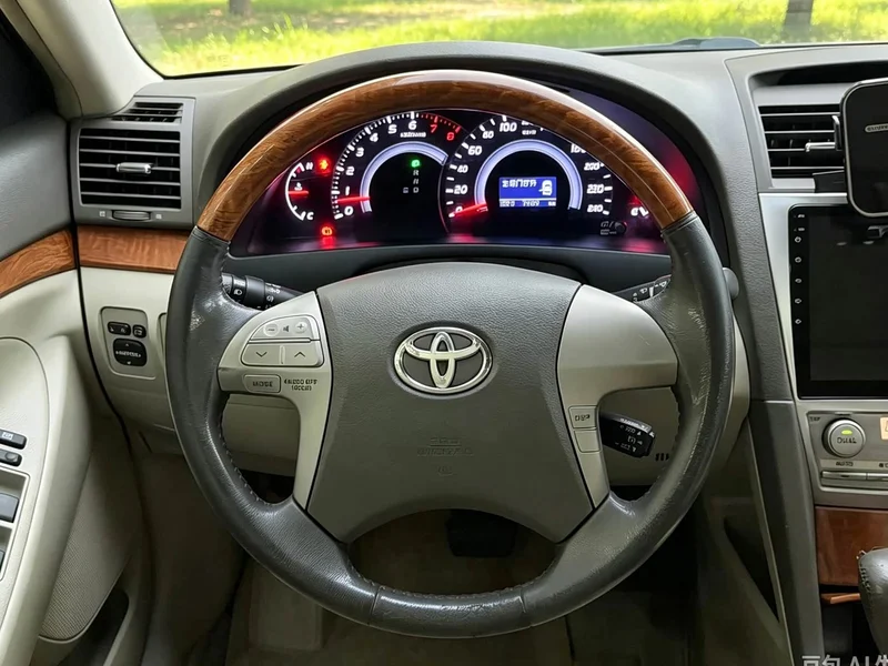 Toyota Camry — фото 9