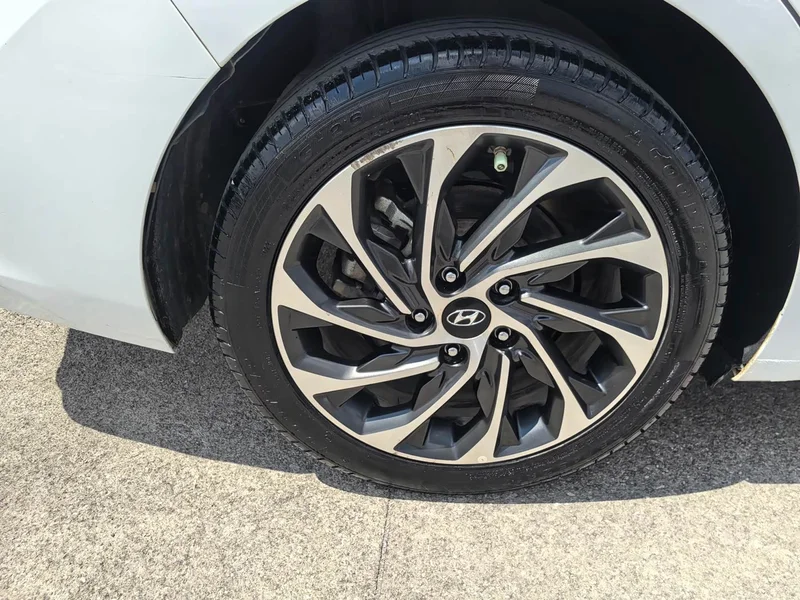 Hyundai Elantra Sport — фото 17