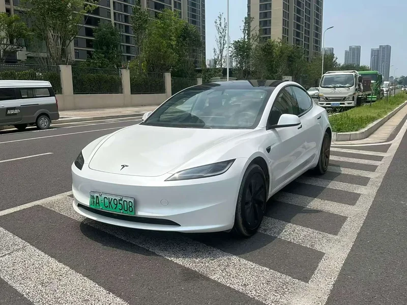 Tesla Model 3 — фото 1