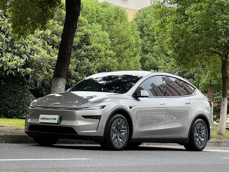 Tesla Model Y — фото 1