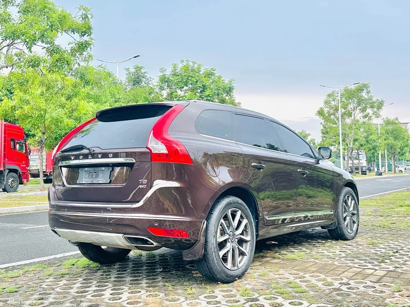Volvo XC60 — фото 8