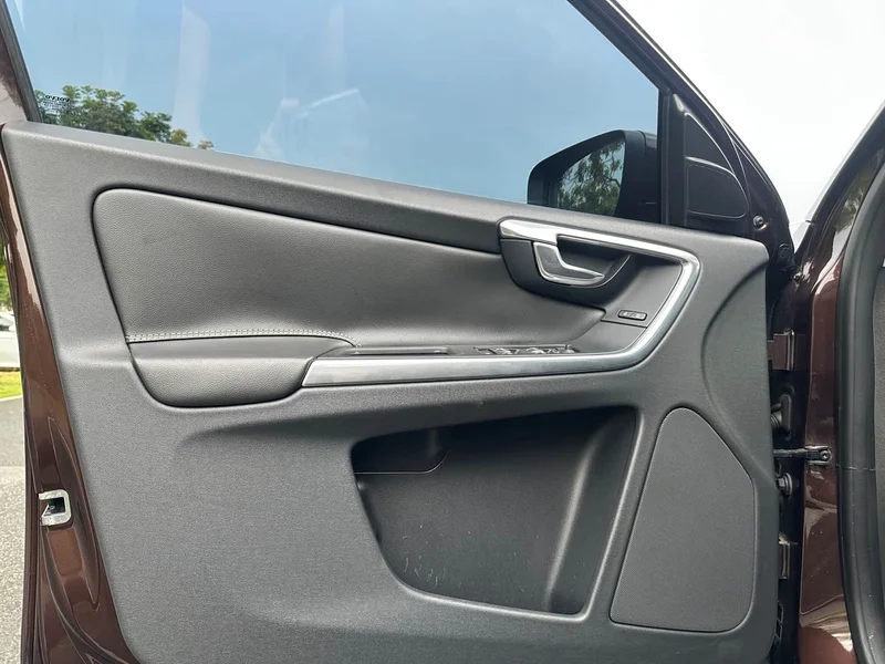 Volvo XC60 — фото 10