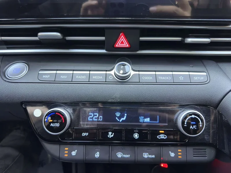 Hyundai Elantra — фото 12