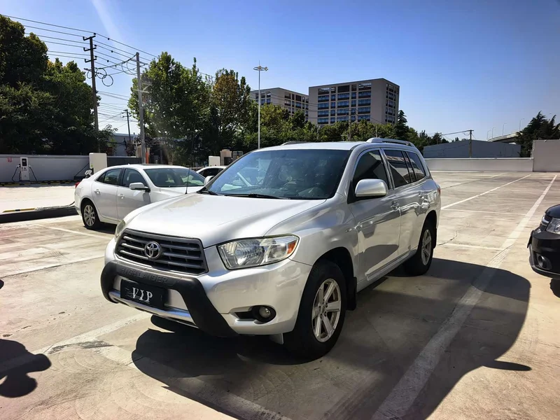 Toyota Highlander — фото 1