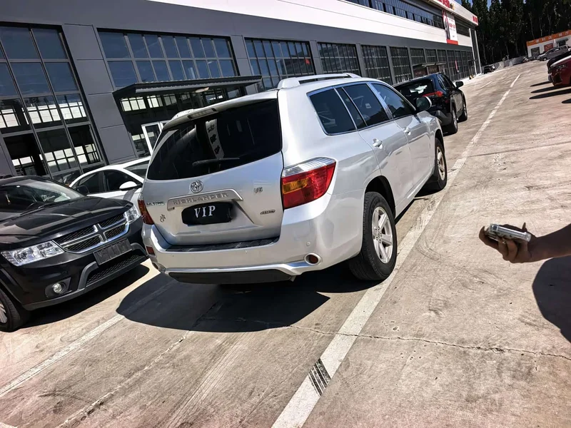 Toyota Highlander — фото 11