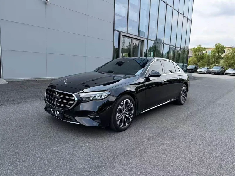 Mercedes-Benz E-Class — фото 1