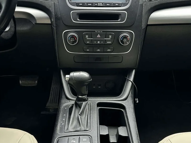 Kia Sorento — фото 9