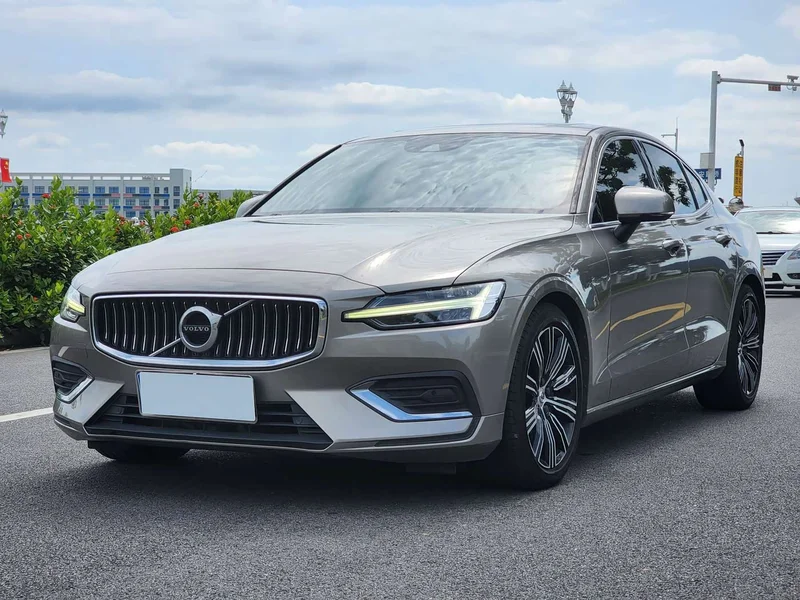 Volvo S60 — фото 1