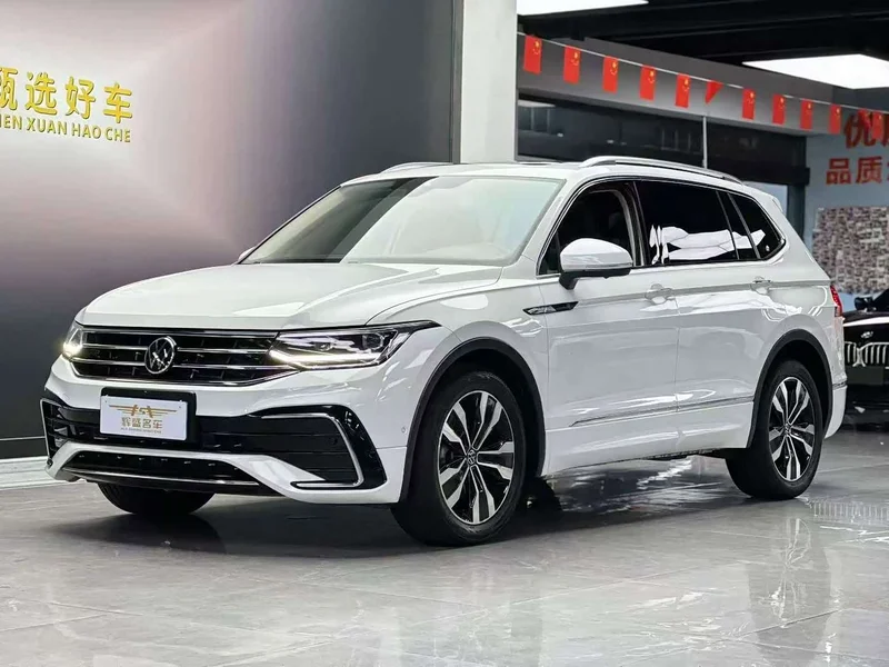 Volkswagen Tiguan L — фото 1