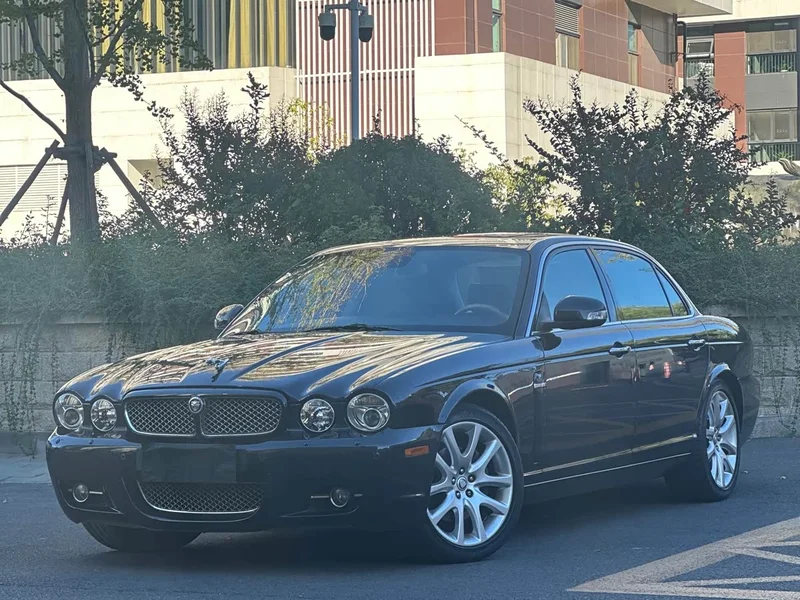 Jaguar XJ — фото 1