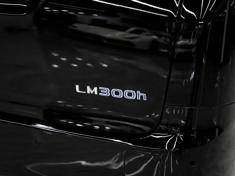 Lexus LM — фото 18
