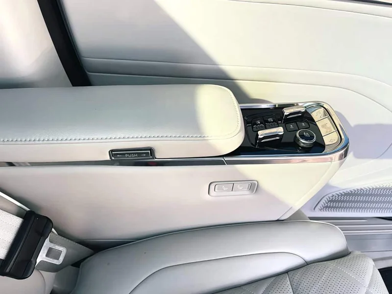 Volvo EM90 — фото 15