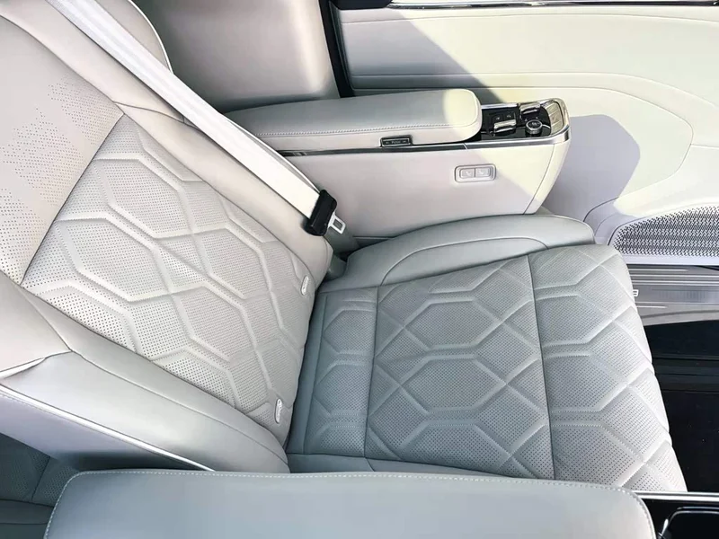 Volvo EM90 — фото 16