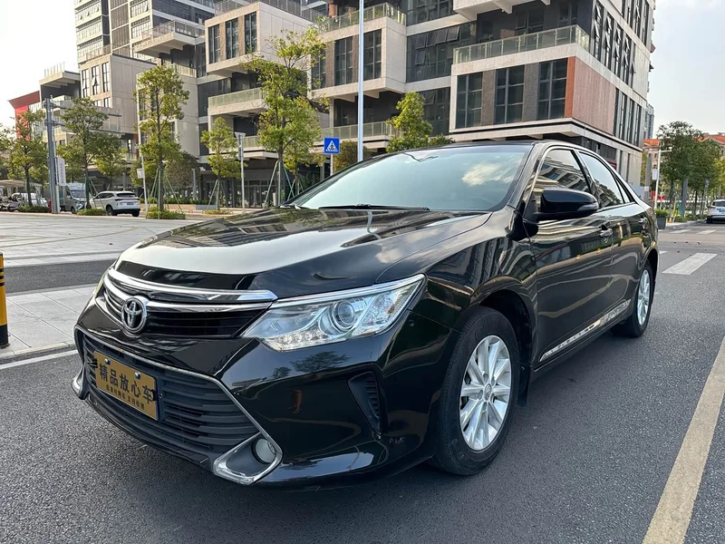 Toyota Camry — фото 1