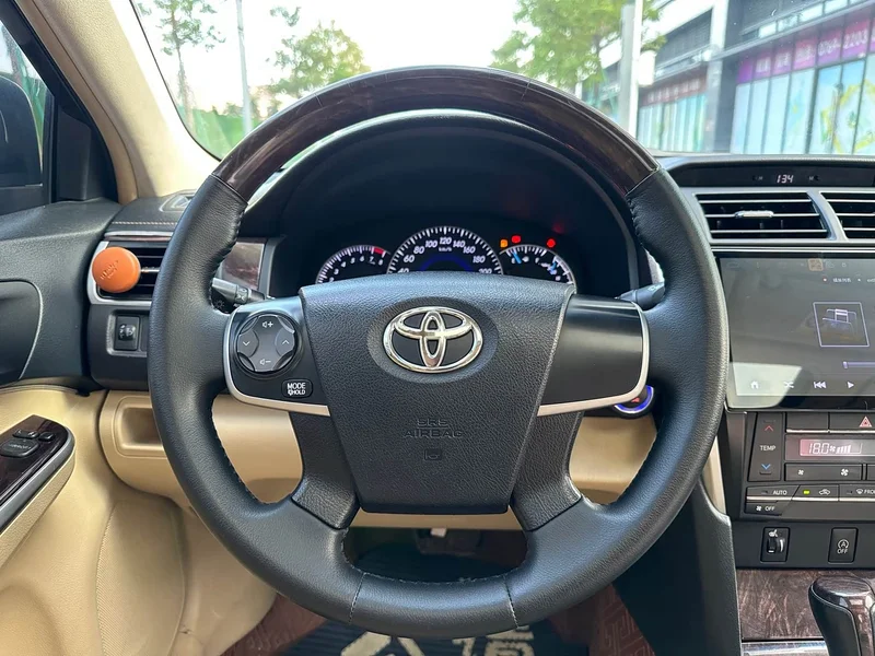 Toyota Camry — фото 16