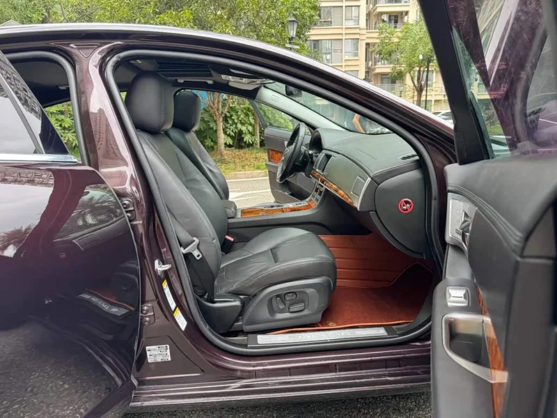 Jaguar XF — фото 13