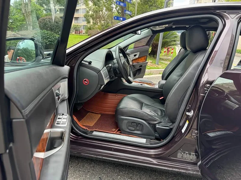 Jaguar XF — фото 10