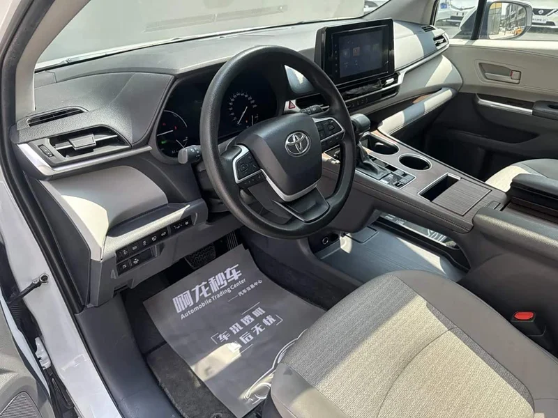 Toyota Sienna — фото 11