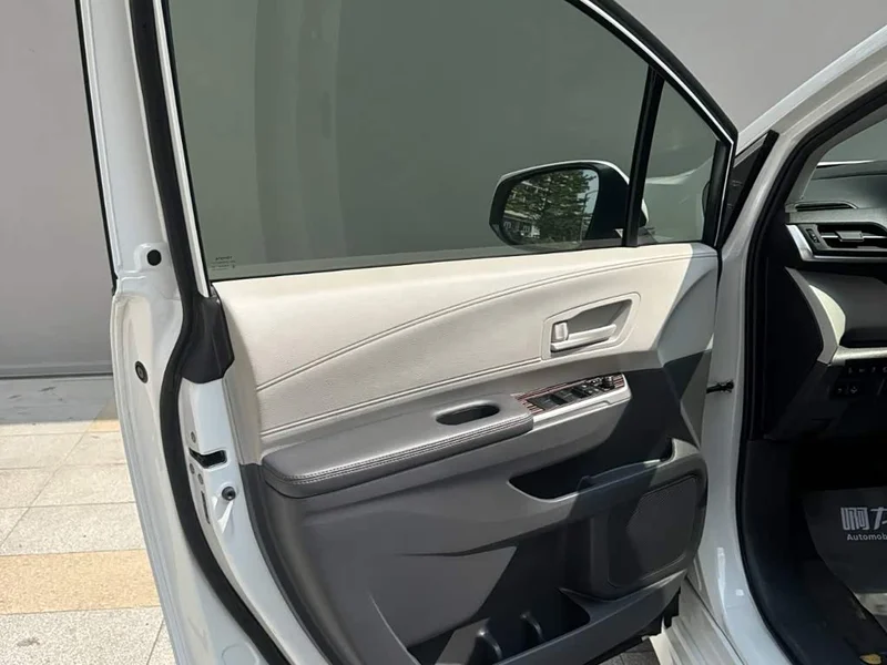 Toyota Sienna — фото 13