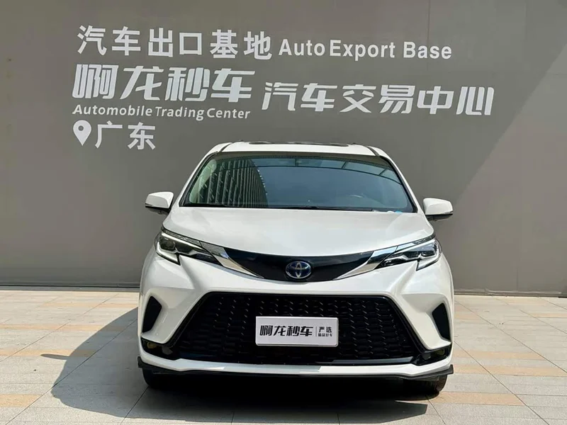 Toyota Sienna — фото 2