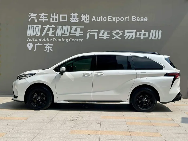 Toyota Sienna — фото 3