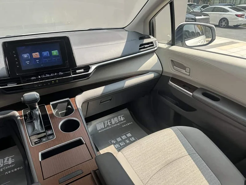 Toyota Sienna — фото 10