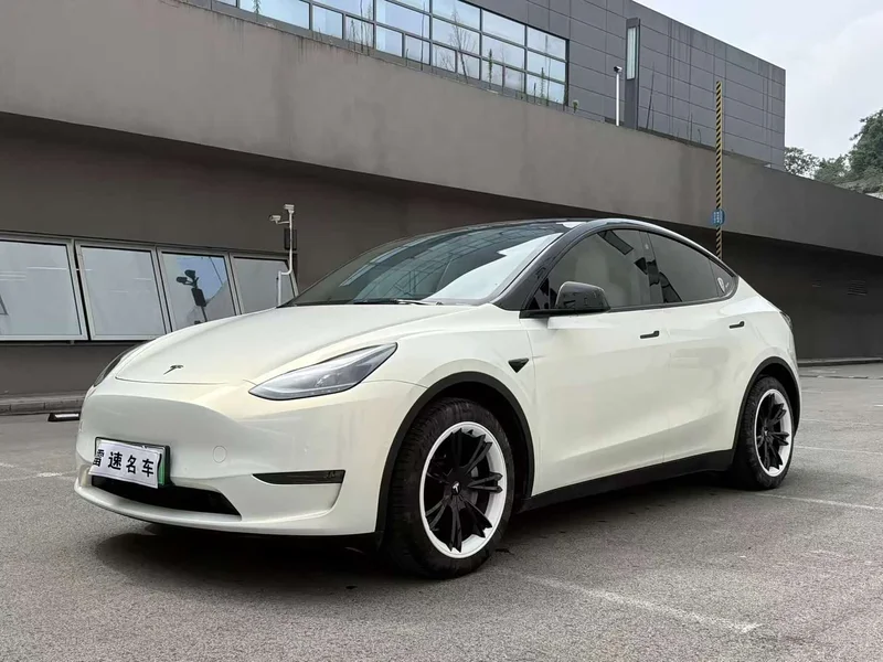 Tesla Model Y — фото 1