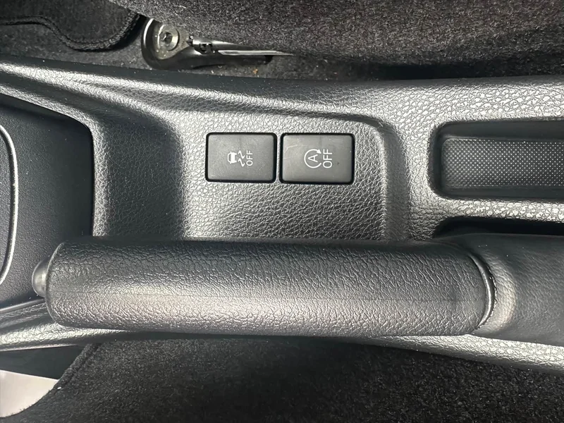 Toyota Yaris L — фото 12