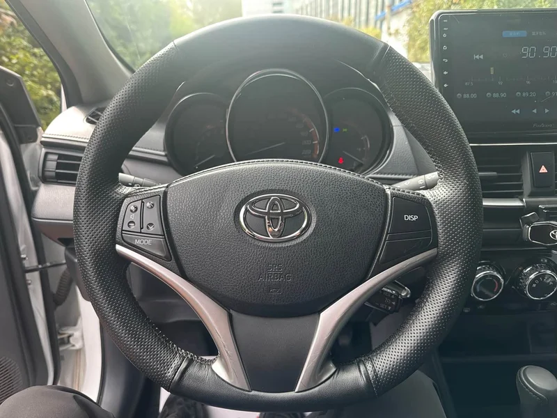 Toyota Yaris L — фото 5