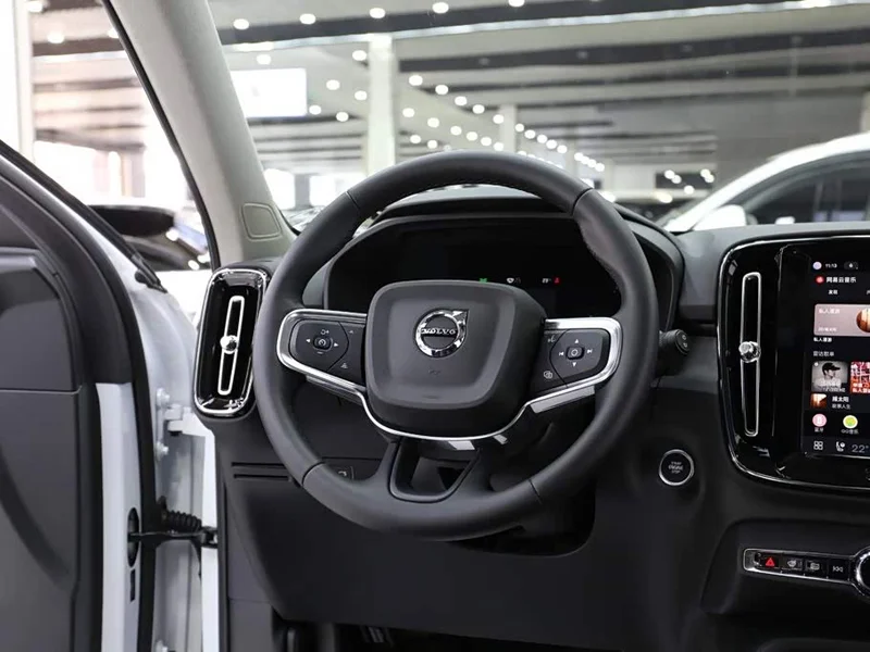 Volvo XC40 — фото 11