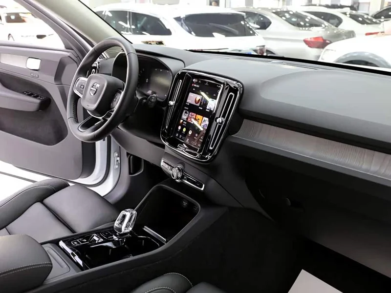 Volvo XC40 — фото 16
