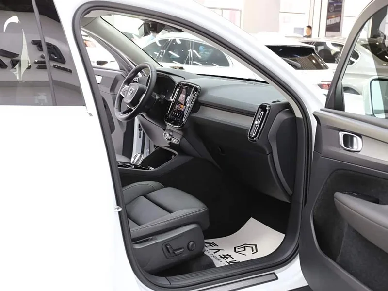 Volvo XC40 — фото 17
