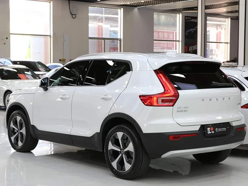 Volvo XC40 — фото 20