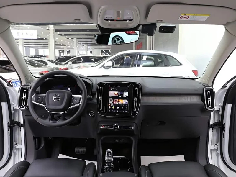 Volvo XC40 — фото 9