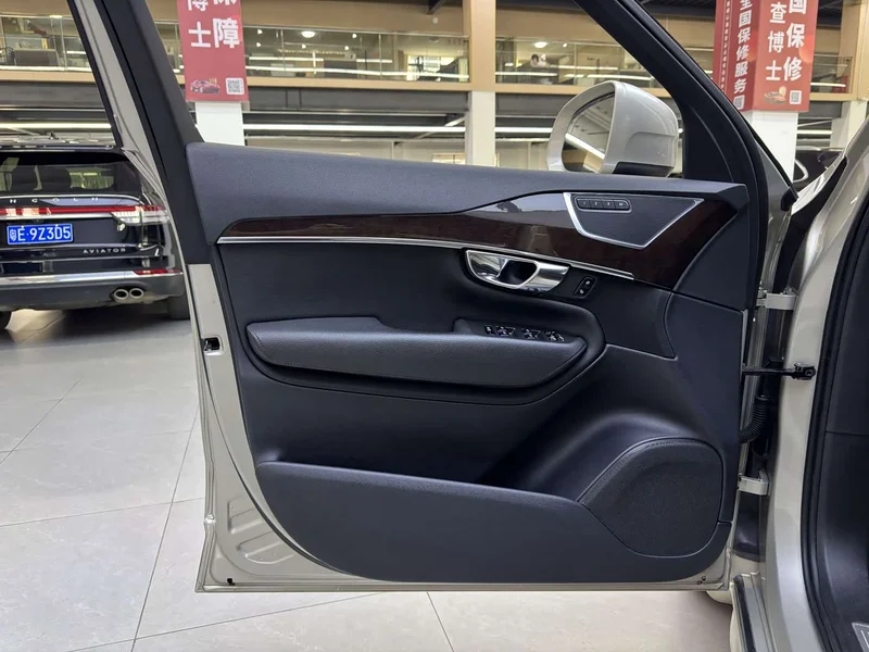 Volvo XC90 — фото 11