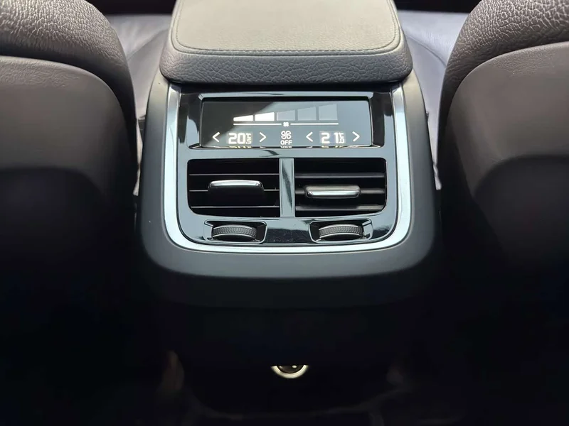 Volvo XC90 — фото 14