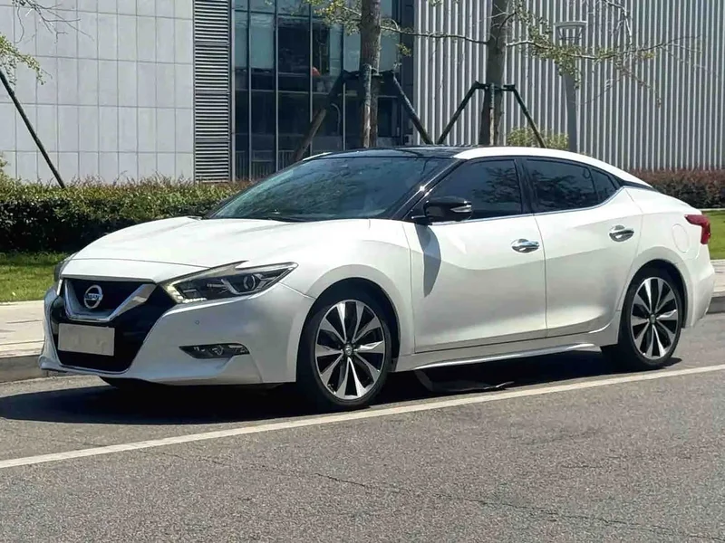 Nissan Maxima — фото 1