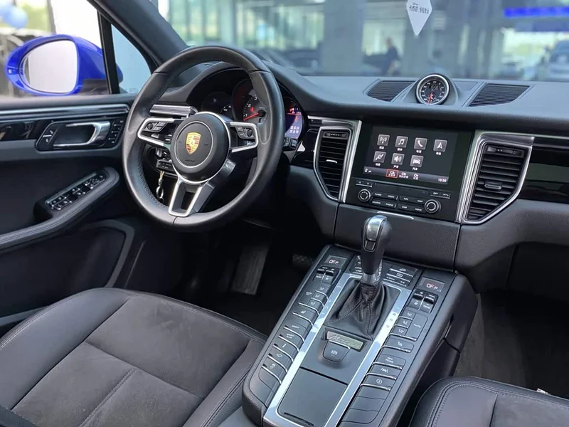 Porsche Macan — фото 15