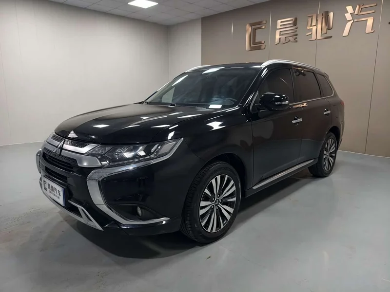 Mitsubishi Outlander — фото 1